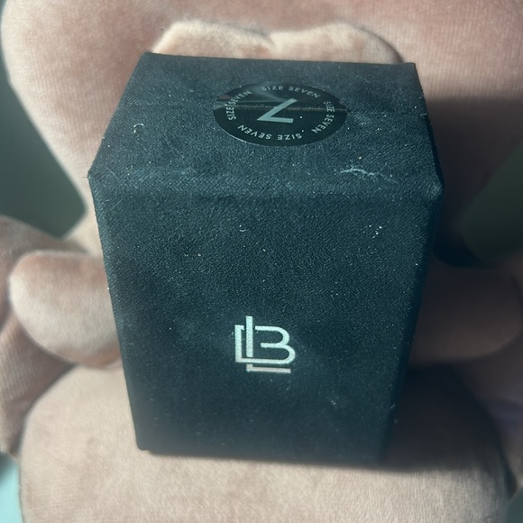 Luxe Bands Rings - Picture 3 of 3